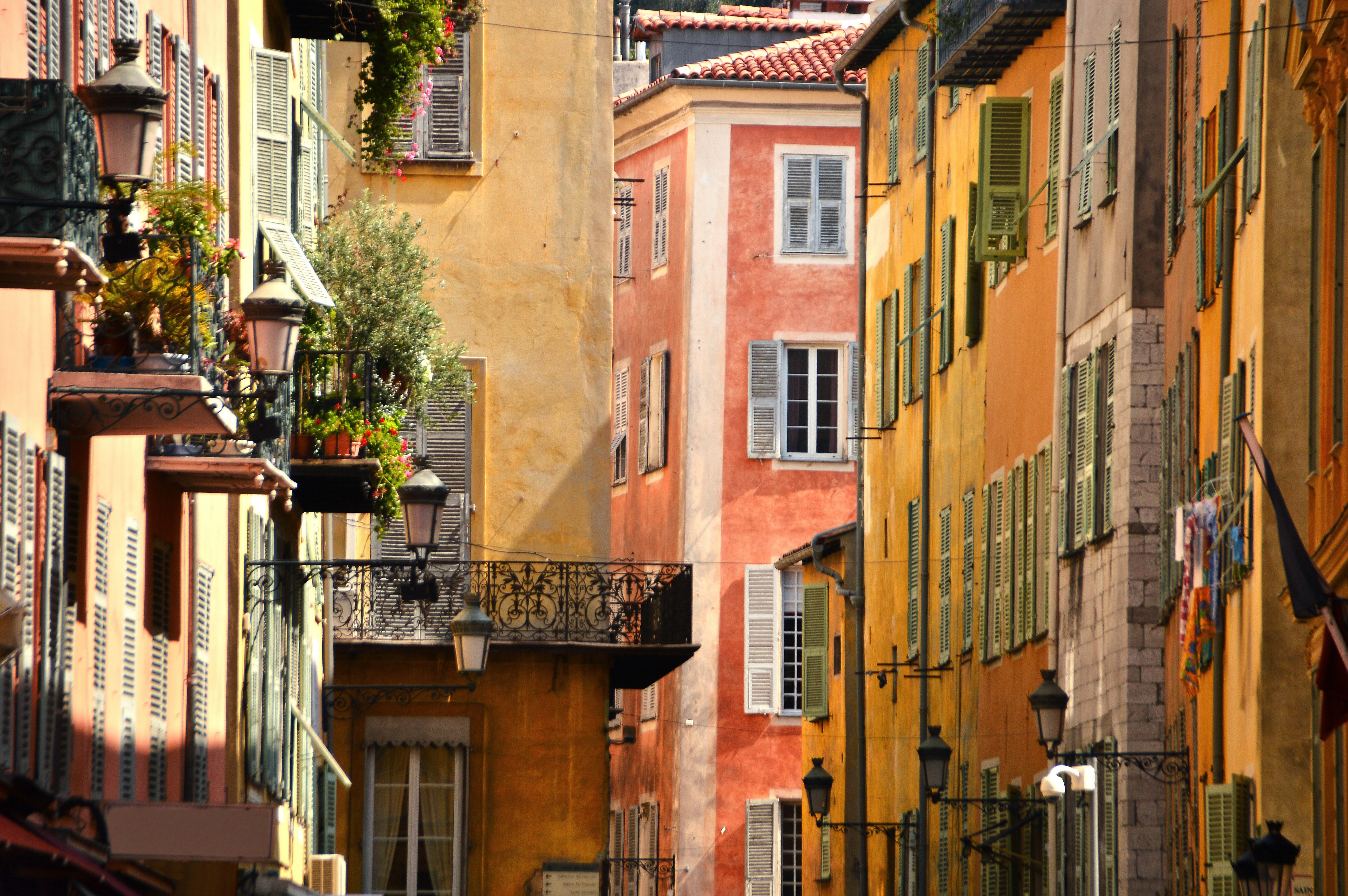 Las calles de Niza, con sus fachadas de colores rojos y amarillos 