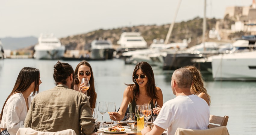 Vista de los comensales disfrutando de Lado en el puerto de Ibiza