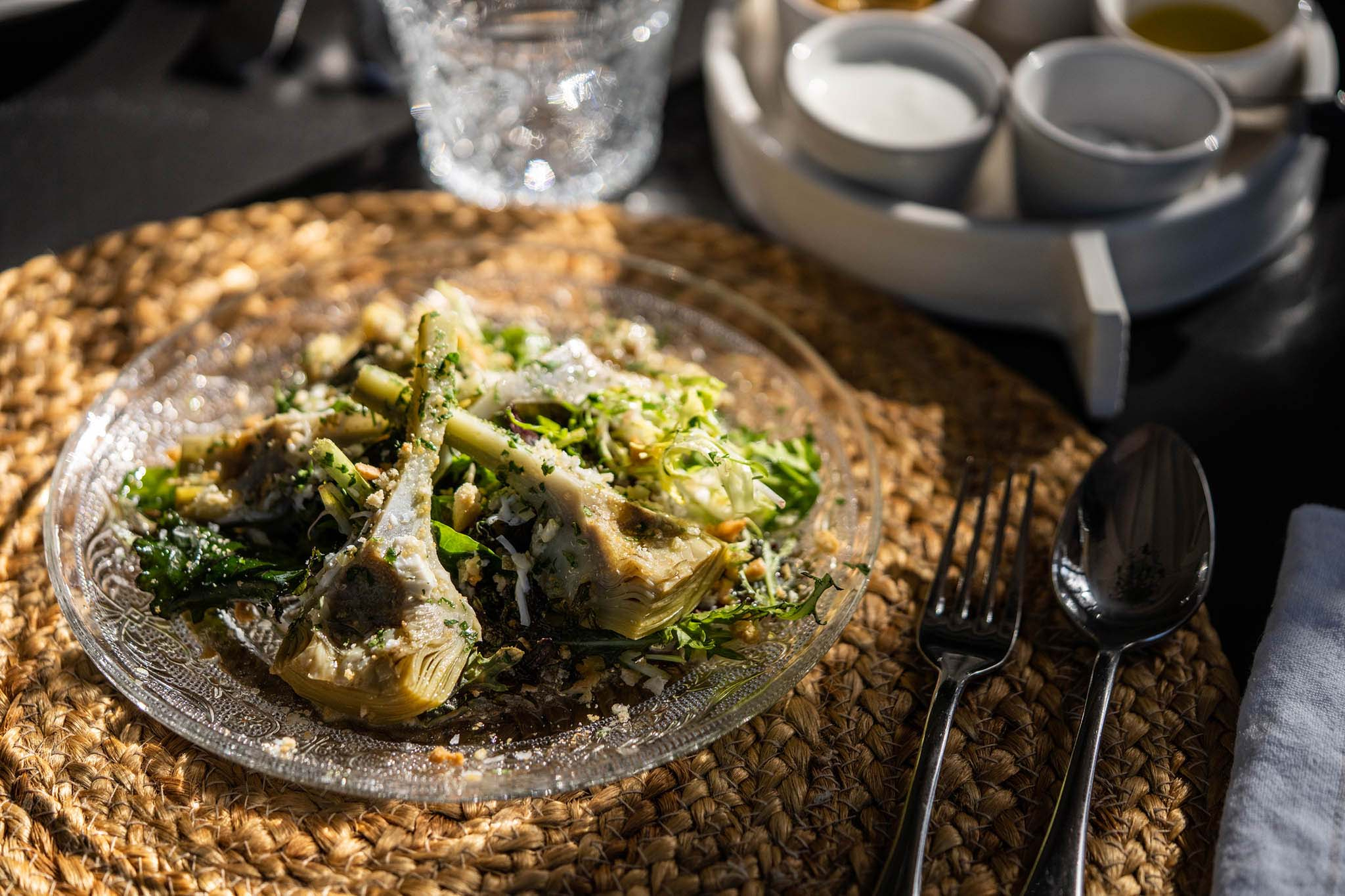 Presentación en vajilla de cristal de un plato de ave y verduras 