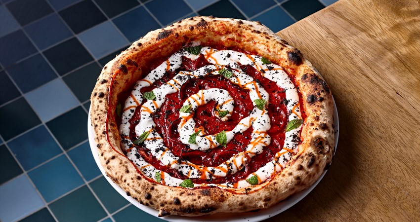 Presentación de una las pizzas exclusivas de SEU Ibiza Steps