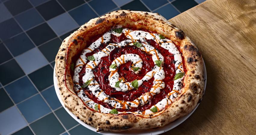Presentación de una las pizzas exclusivas de SEU Ibiza Steps
