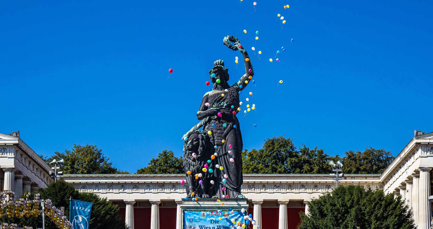 Estatua de la princesa Teresa de Sajonia en el parque Theresienwiese durante la inauguración del Oktoberfest