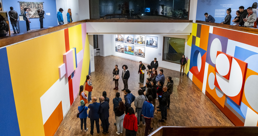 Una de las salas de exposición en el interior del MAMBO, con coloridos murales