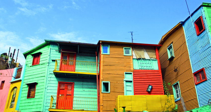 Entrevista a Marina Colunga. Vista de una colorida calle de Buenos Aires
