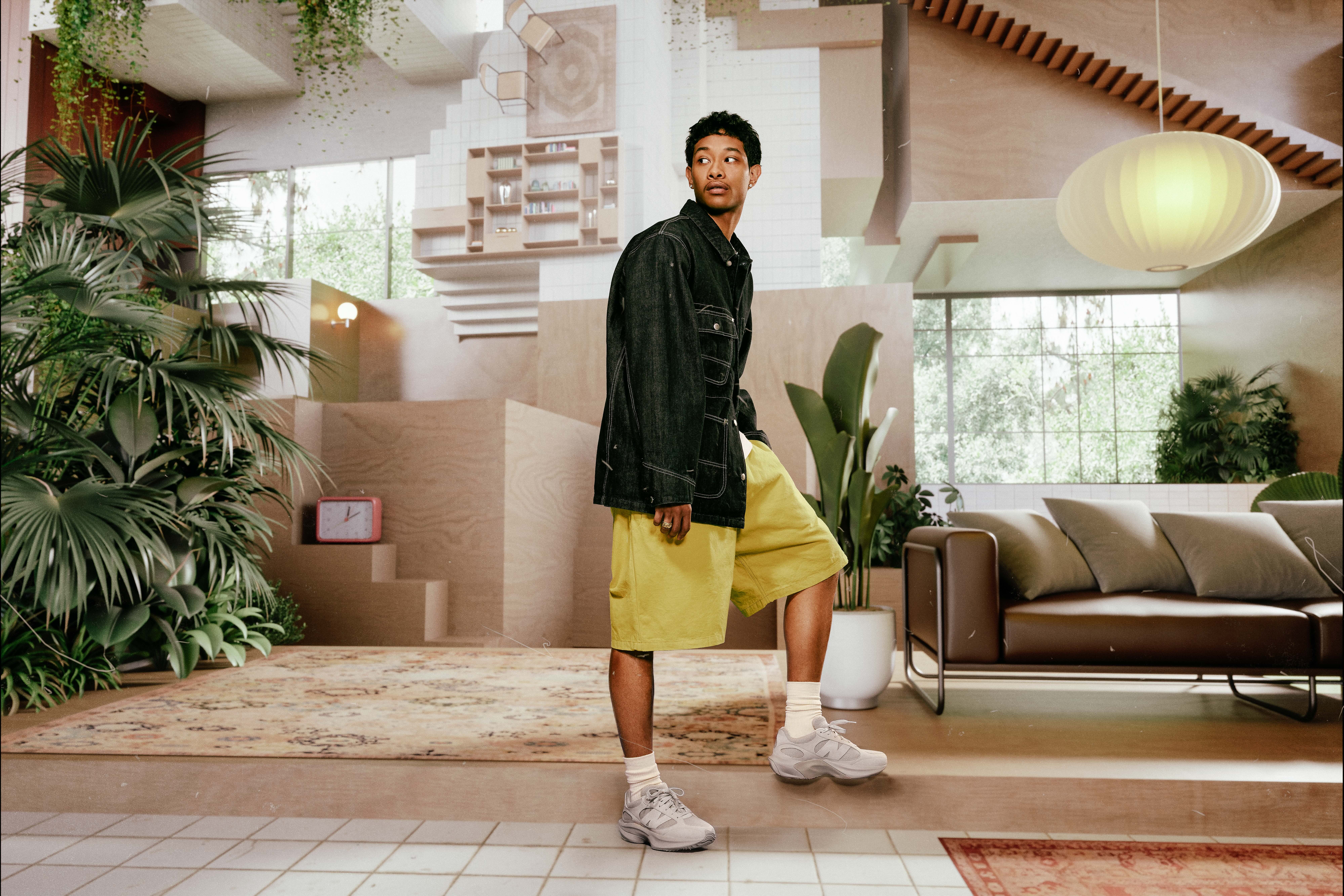 En la imagen, un modelo posa en un decorado con el modelo de zapatilla New Balance WRPD Runner UWRPDFCA 