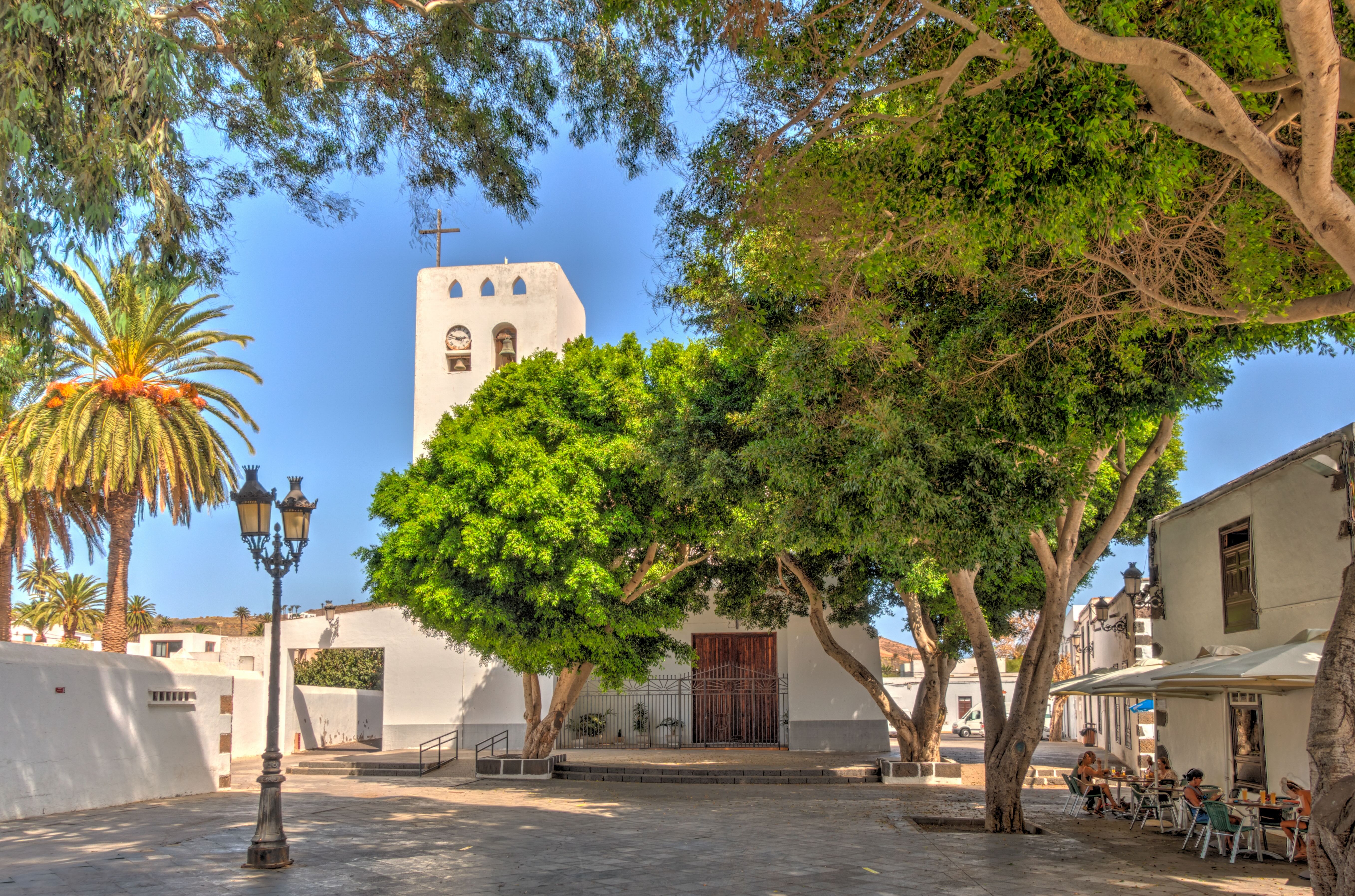 One of Haría's squares, with the lush vegetation that characterises it.