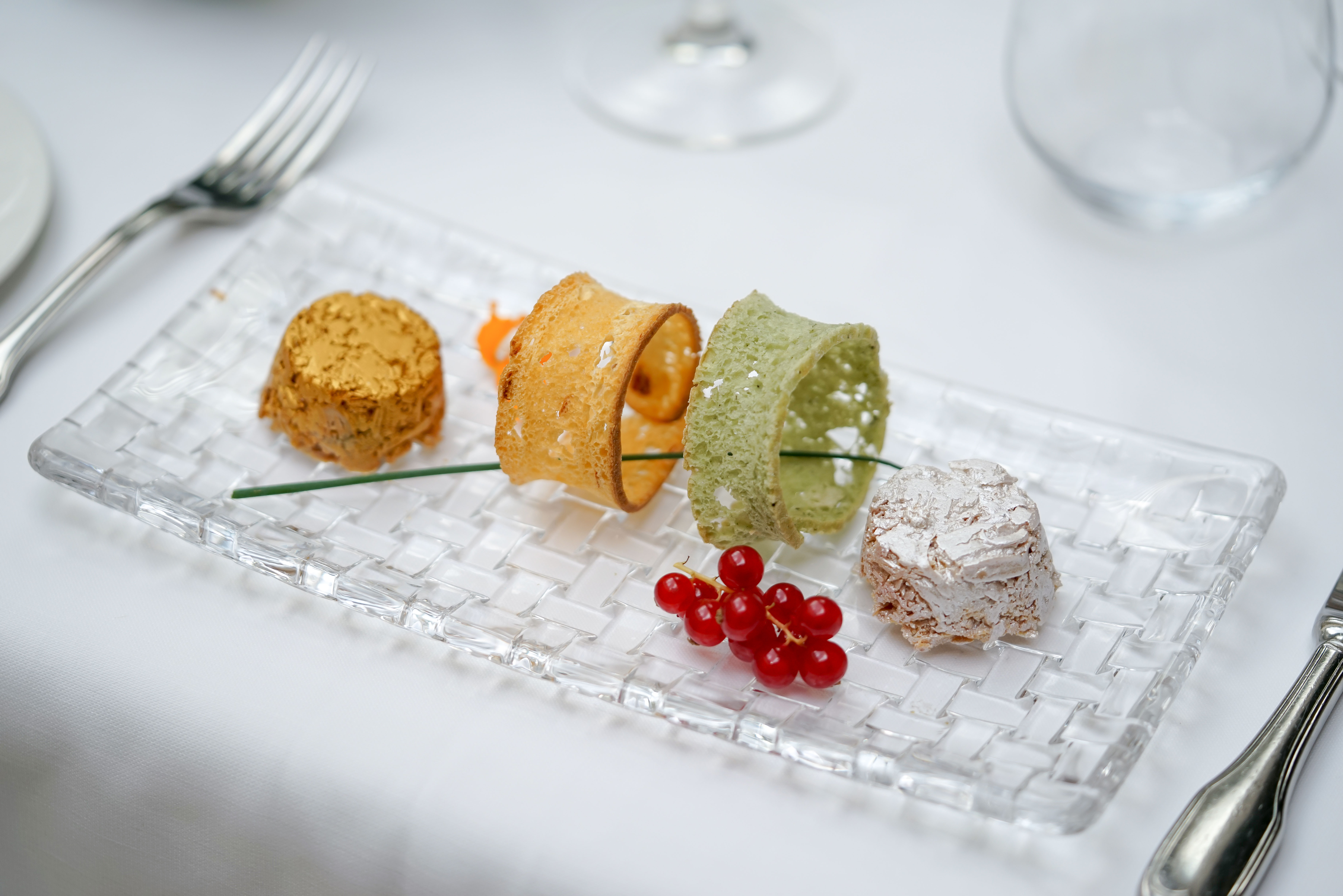 Uno de los platos minimalistas de L’Albufera, con 5 pequeños bocados de diferentes texturas sobre un plato de cristal