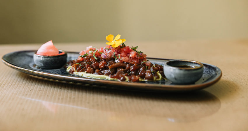Uno de los espectaculares platos de de Evranto, un tartar de atún con pico de gallo, presentado junto a sus salsas.