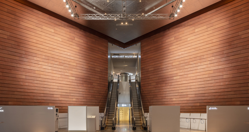 En la imagen, entrada del Museo de Arte Mori, con una estructura triangular en la que el acceso al museo constituye el punto de fuga de todo el edificio.