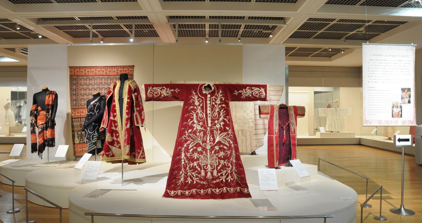 En la imagen, túnicas tradicionales del Japón imperial, las más próximas a la cámara ricamente bordadas en dorado sobre terciopelo rojo.