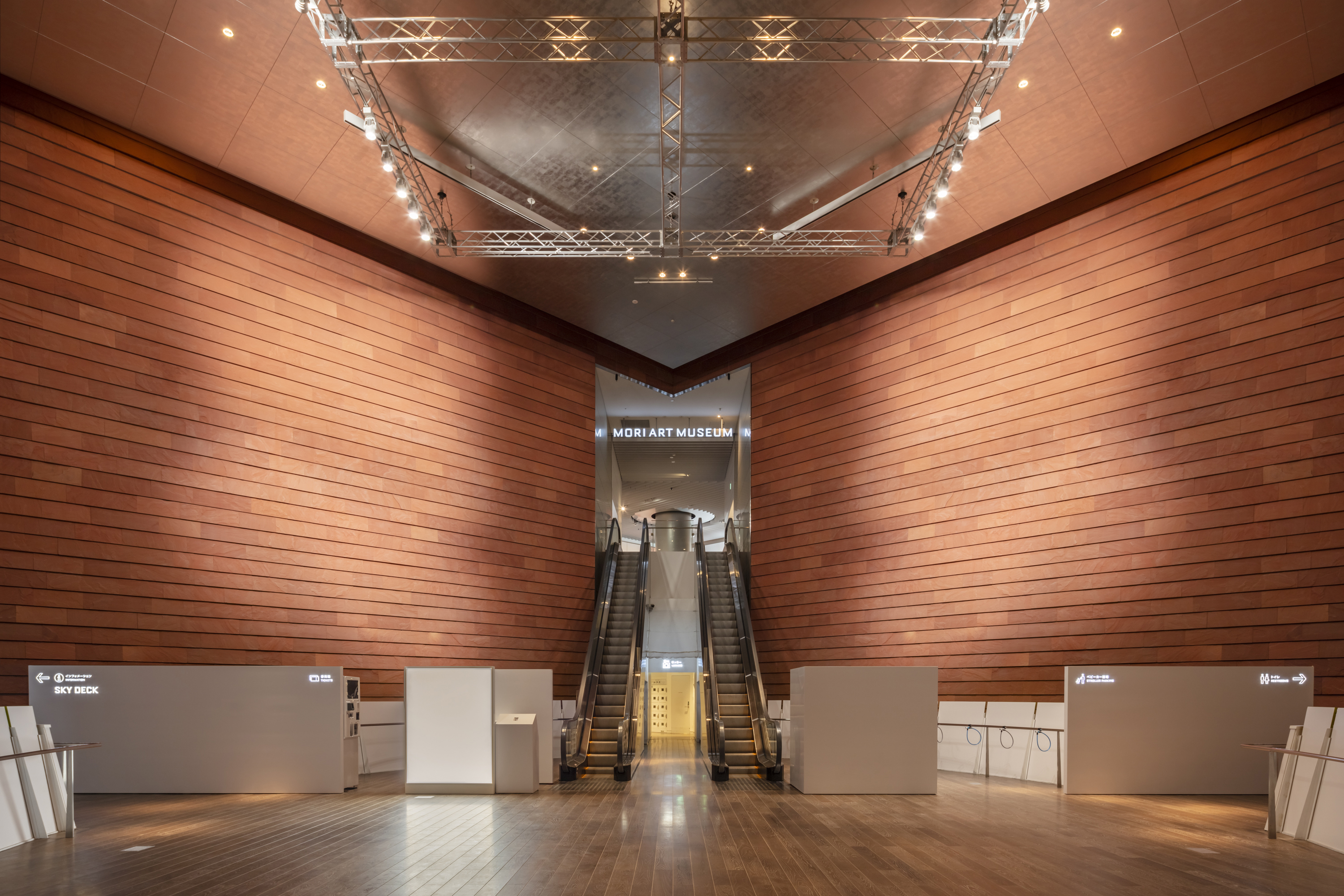 In the image, the entrance to the Mori Art Museum, with a triangular structure in which the entrance to the museum is the vanishing point of the whole building