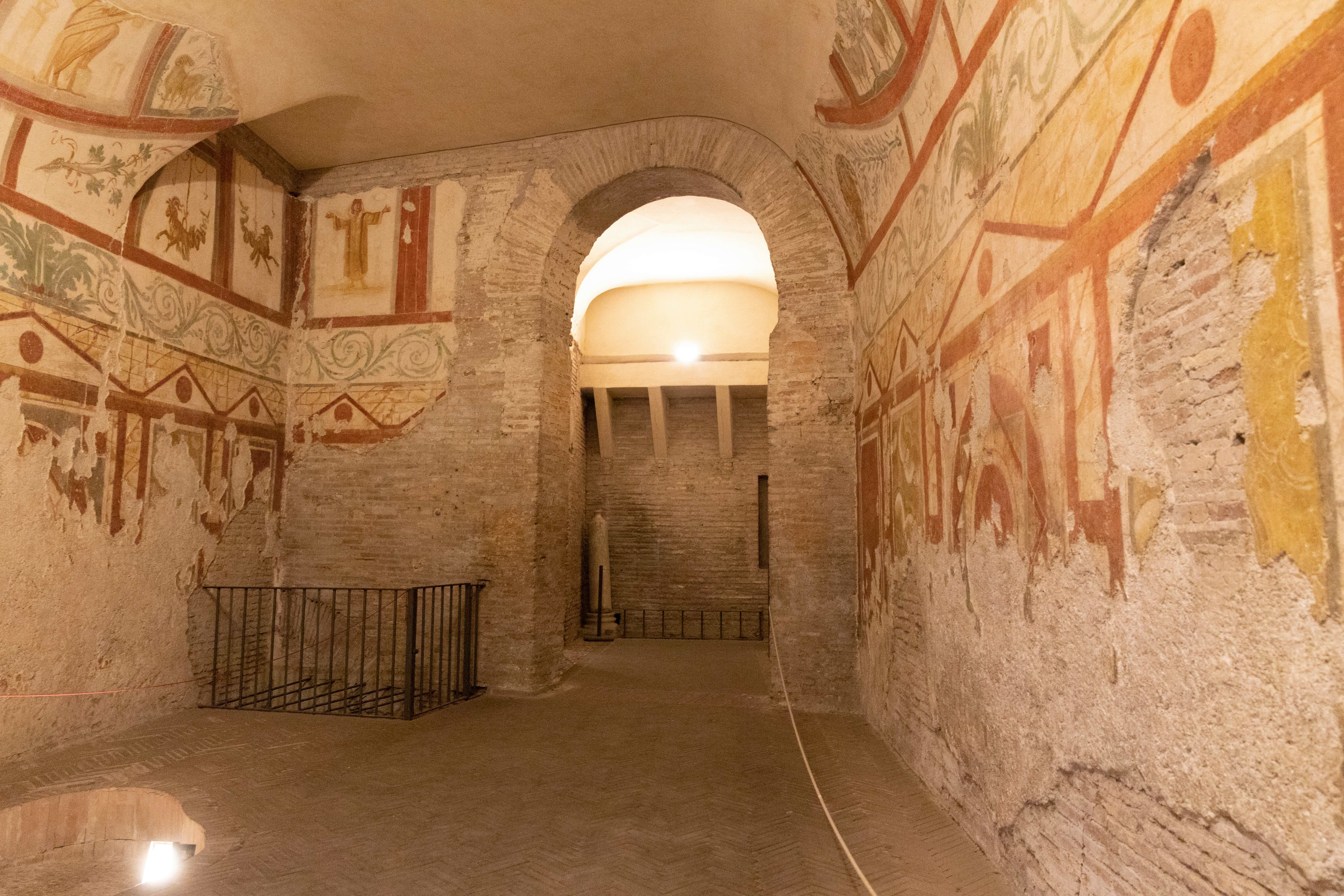 In the picture, the interior of one of the Casas del Celio, with colourful ochre-toned frescoes on the walls. 