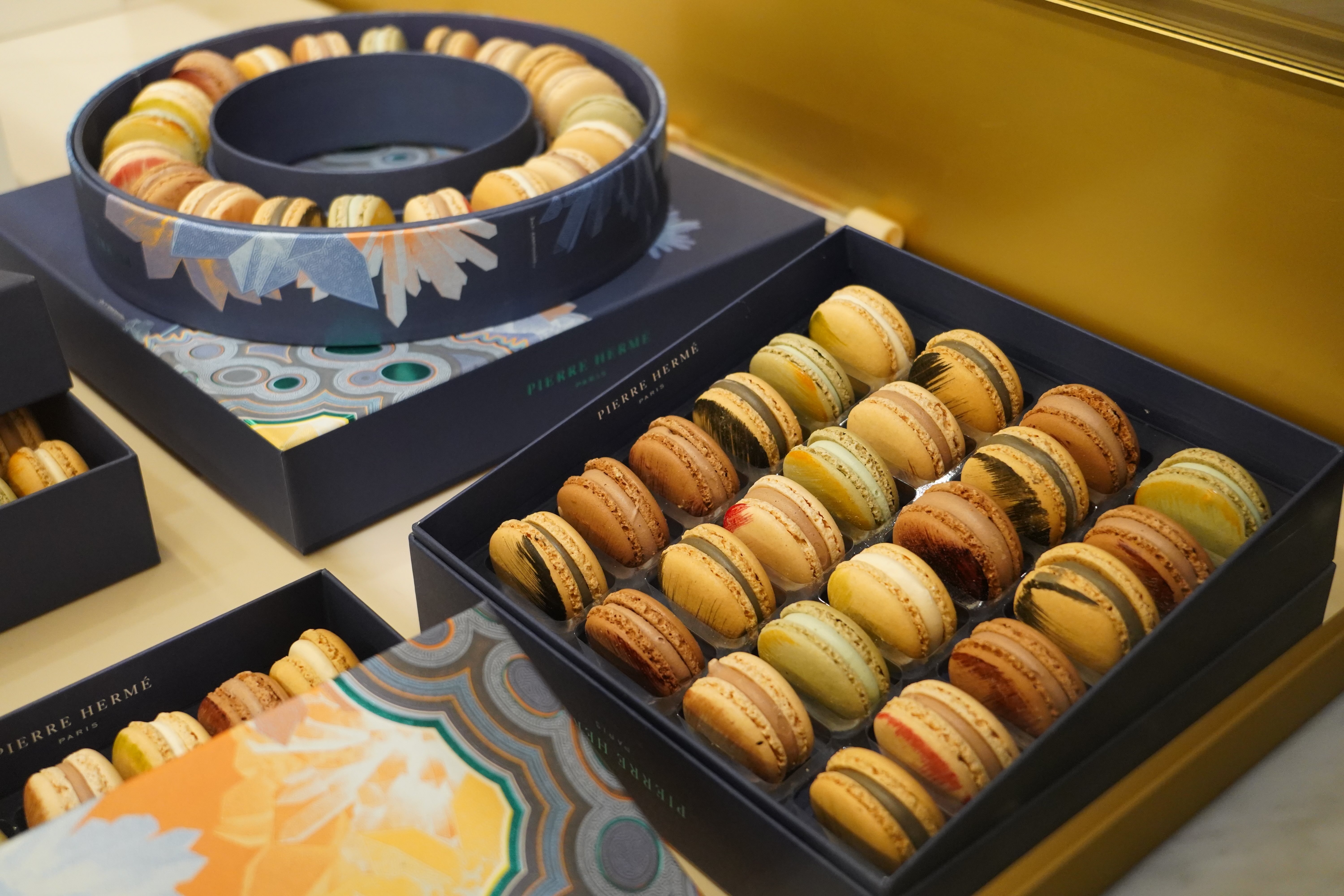Las mejores pastelerías de París. En la imagen, algunas de las cajas premium, finamente decoradas, de macarons confeccionadas en Pierre Hermé