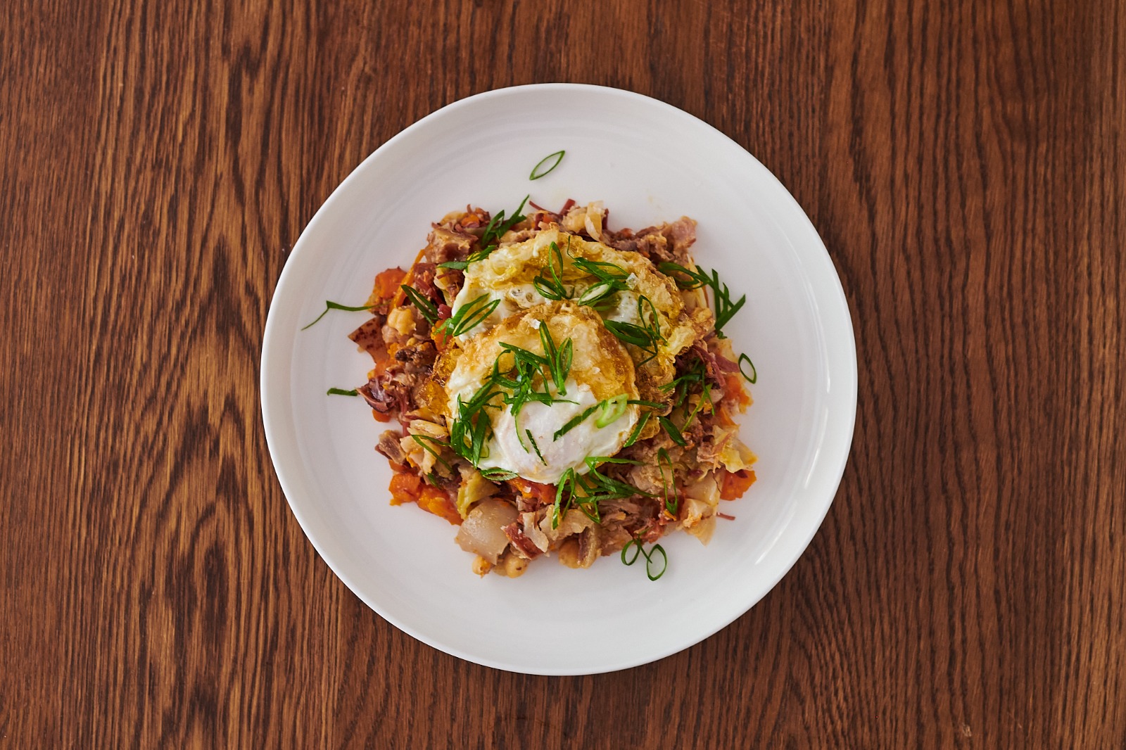 En la imagen, presentación cenital de la ropavieja sobre un plato de porcelana blanco