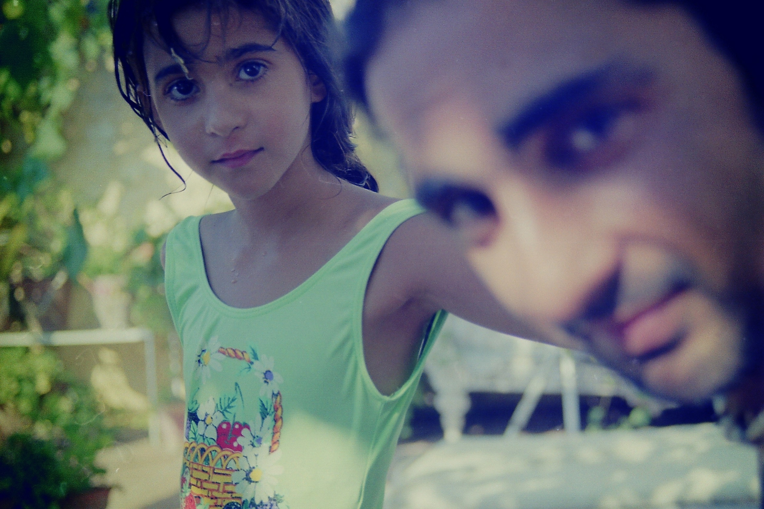 En la imagen, una captura antigua de un vídeo en el que Antonio aparece en primer plano y Alba, con unos 8 años, de fondo