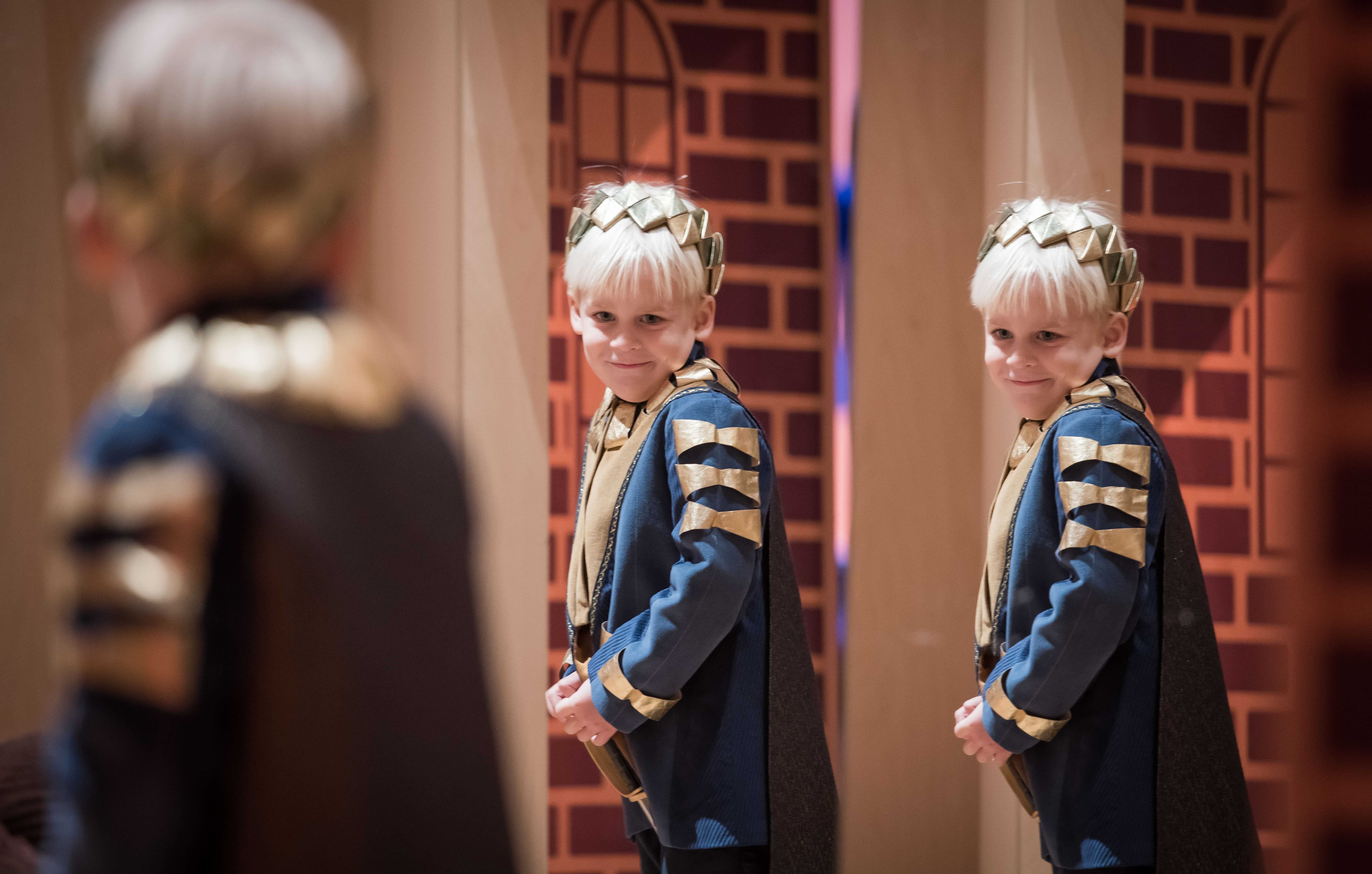 En la imagen, un niño con un disfraz de rey se mira ilusionado en un espejo en Ville Vau, dentro del Museo de Hans Christian Andersen