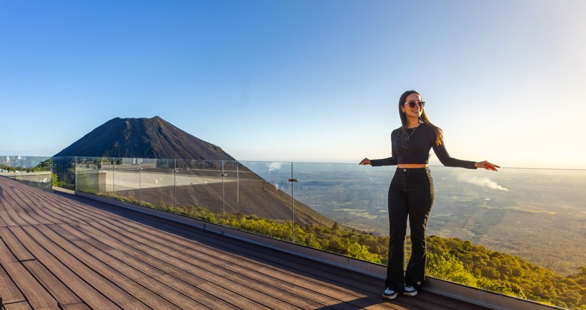 The Dos Alas restaurant offers a viewpoint facing the Izalco Volcano.