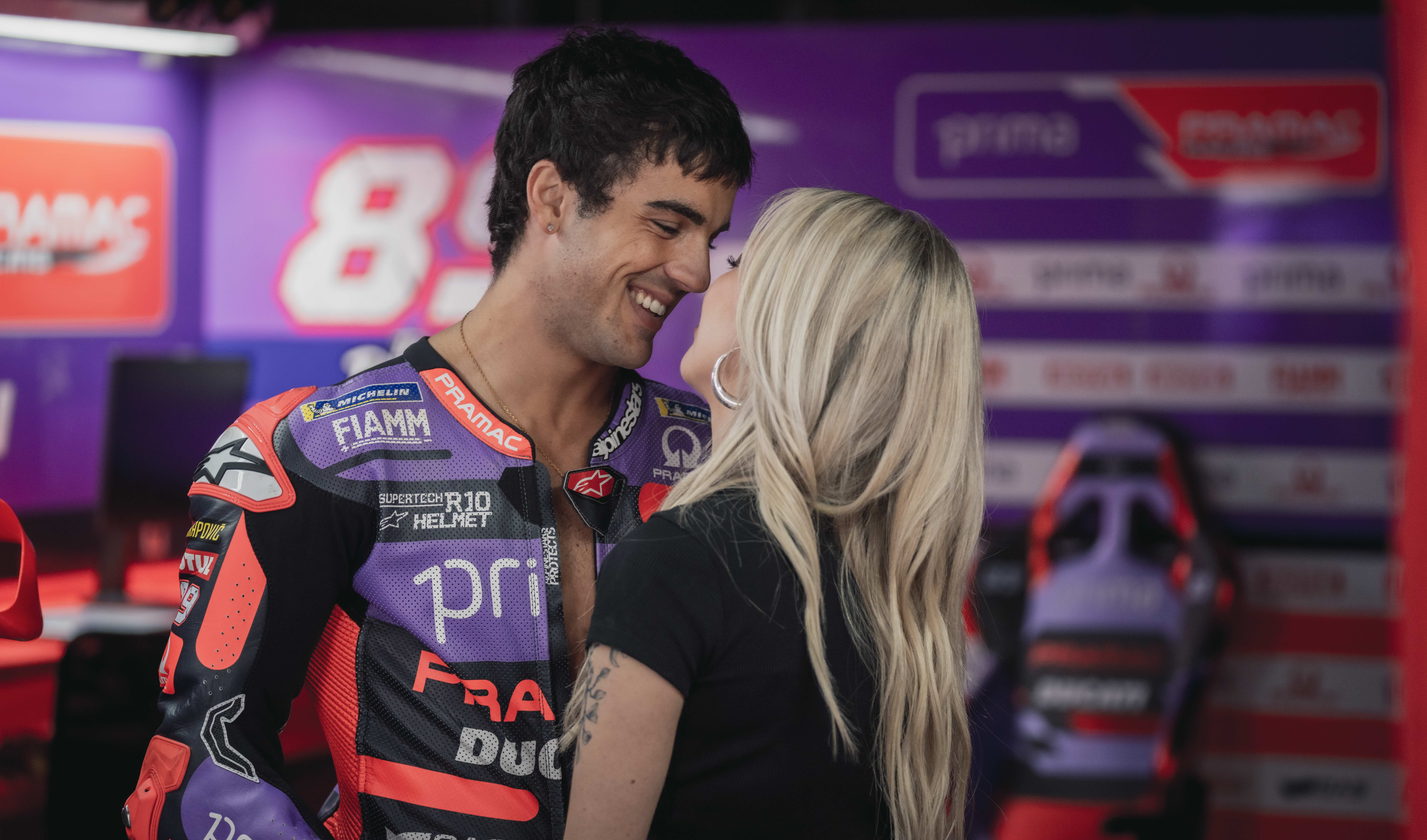 Óscar Casas y Ana Mena comparten un momento romántico en sus personajes, Edu Serra y Luna Cardona