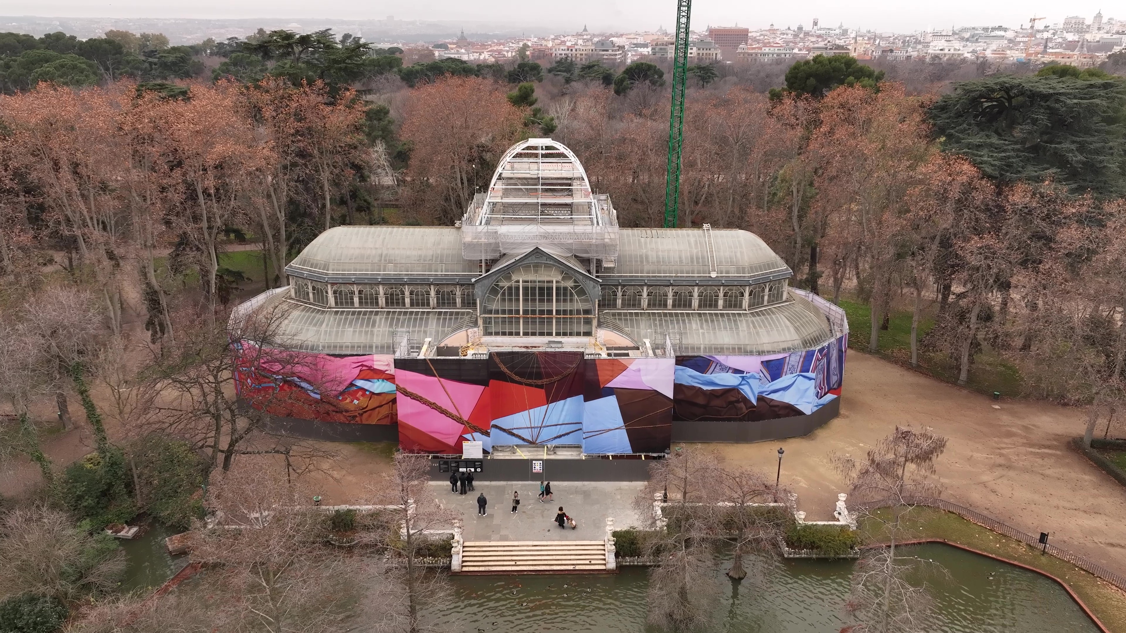 Fardo, de Andrea Canepa, en el Palacio de Cristal, dentro del parque de El Retiro