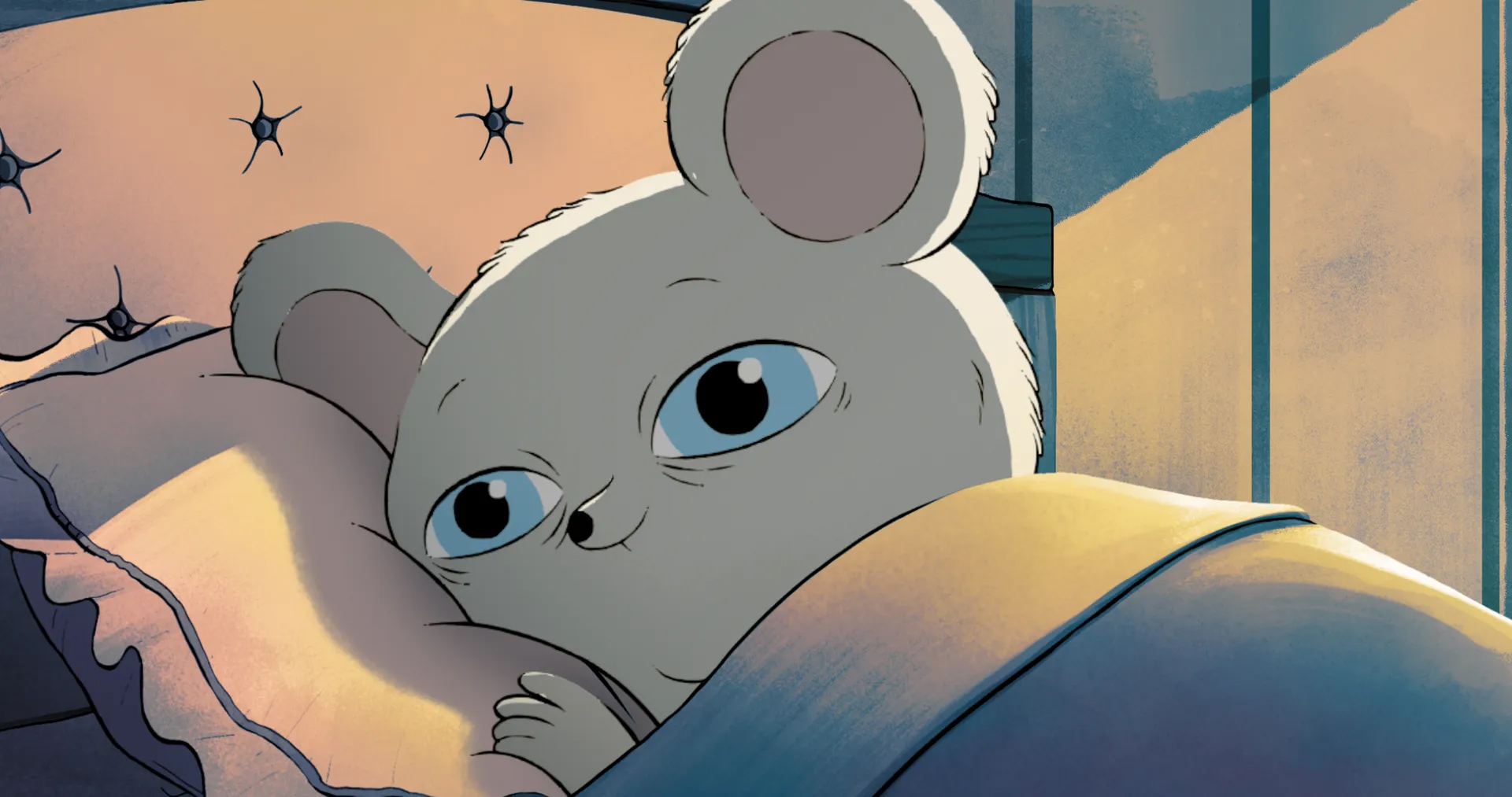 Frame del largometraje de animación "Decorado" (2025) de Alberto Vázquez. Un ratón antropomorfo de pelaje gris y ojos azules grandes yace en una cama, medio tapado por un edredón amarillo y azul, con la cabeza apoyada en una almohada. Mantiene una expresión tierna, con los ojos emocionados e lusionados.