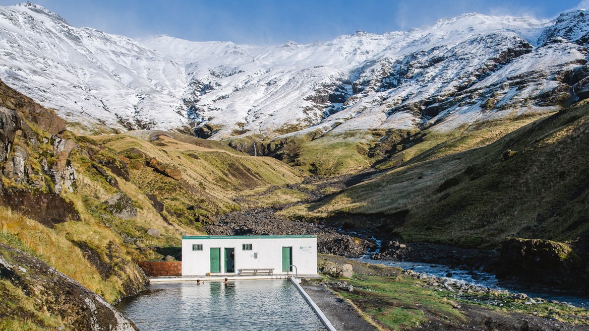 La piscina geotermal de Seljavallalaug, ubicada al sur de Islandia