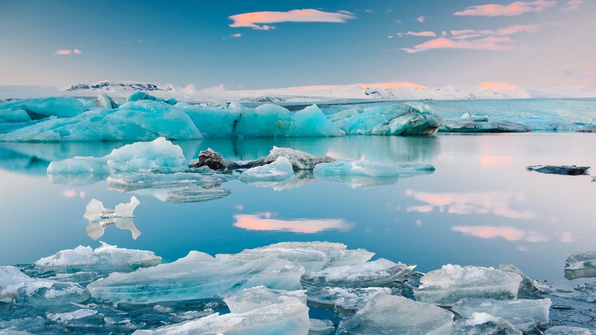 Este lago glaciar de Jökulsárlón está situado en un campo de lava en Islandia