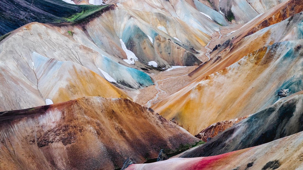 El juego de colores y tonalidades del paisaje de Landmannalaugar, ubicado cerca del volcán Hekla, en Islandia
