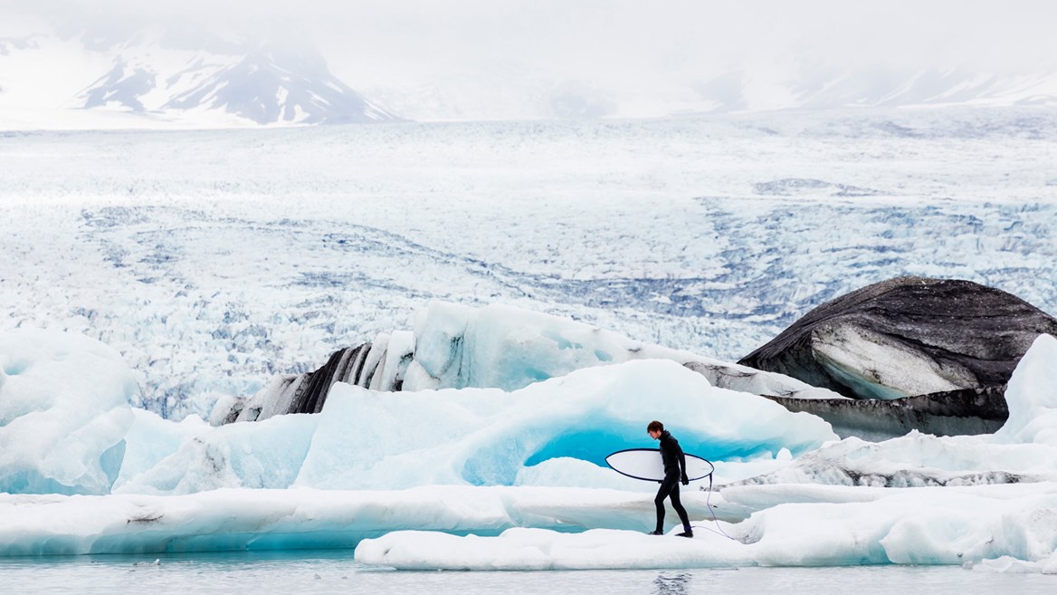 En la ciudad pesquera de Höfn, al sureste de Islandia, el surf es muy practicado