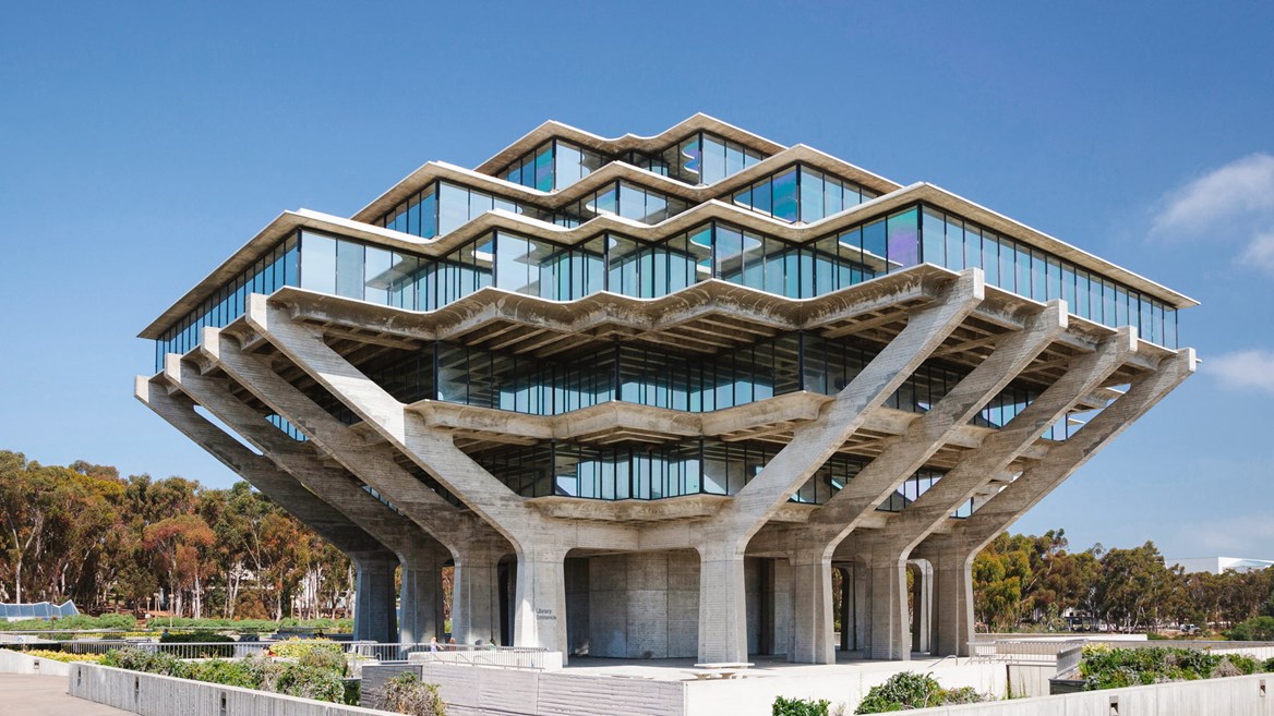 La Biblioteca Geisel de San Diego tienes la apariencia de un edificio hecho en dos fases