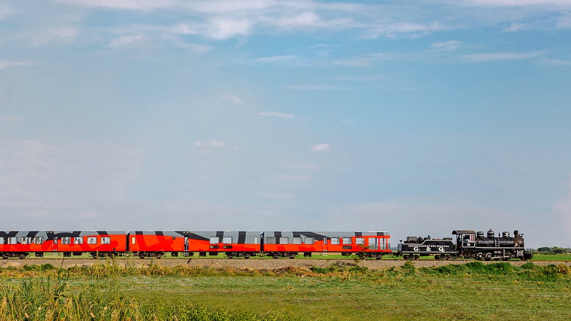 The Crucero Train, in the station at Durán