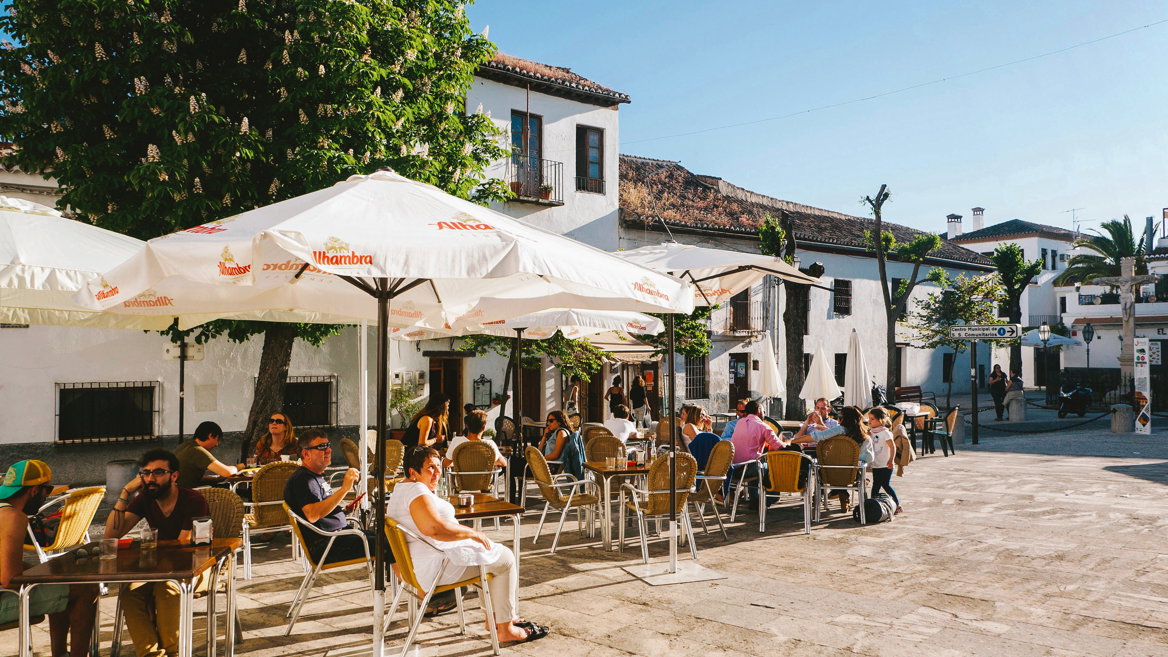 La bohemia de Granada se reune en la Placeta Cristo de las Azucenas