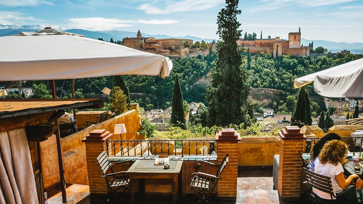 Uno de los múltiples restaurantes en el Albaicín cuyo balcón mira a la Alhambra