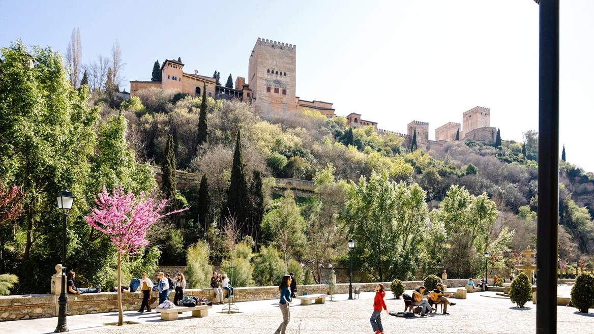 To immerse yourself in Granada’s nightlife, Paseo de los Tristes is a popular place