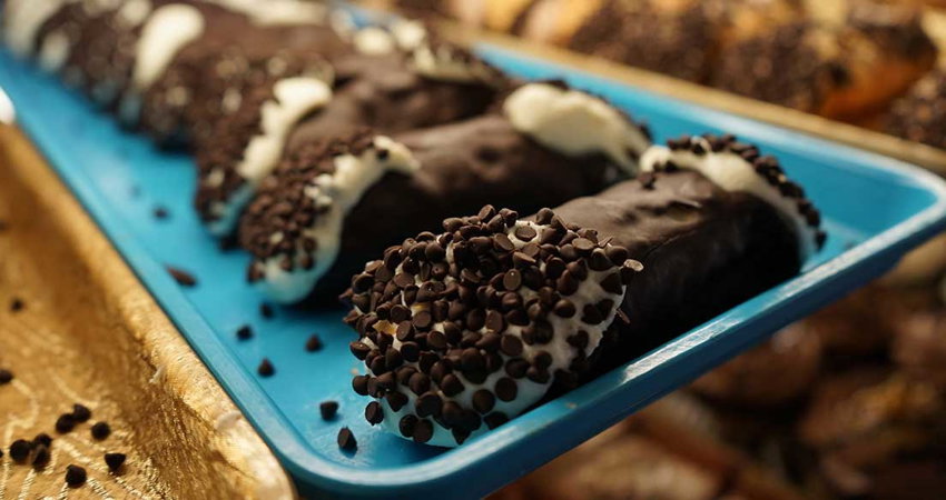 Oreo Cannoli, the most famous in Mike´s pastry