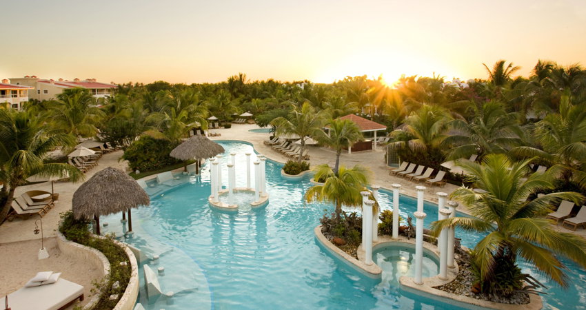 Esta es sólo una de las numerosas piscinas del Meliá Caribe Tropical