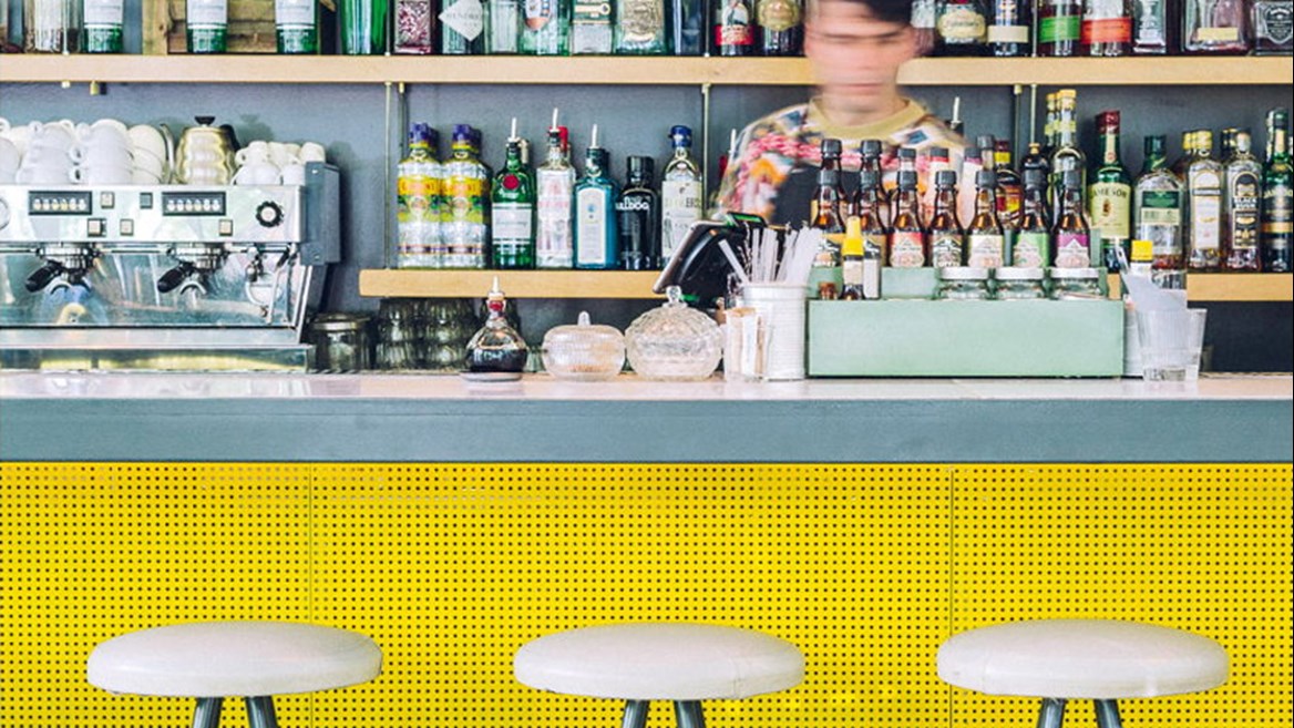Este bar es uno de los lugares más populares de Koukaki