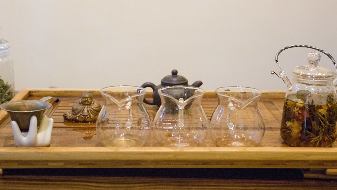 While the teahouses charge about €11 for a cup of tea, the main store offers free tastings, something that contrasts with the many shops in Longjing,