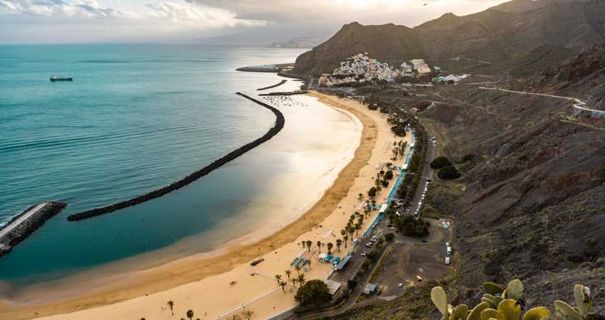 Playa de Las Teresitas y su gran rompeolas